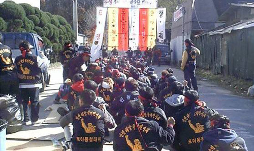 이들은 점유권 인정과 학교 용지 선정계획 철회를 서울시와 강남구에 강력히 요구했다 